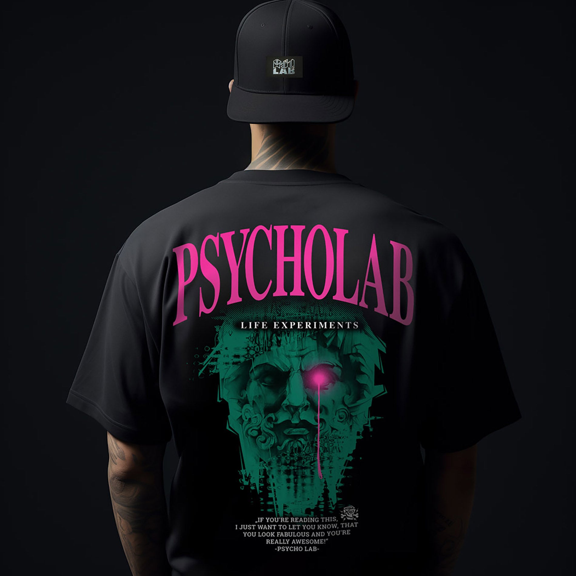 Rückansicht des T-Shirts "Knowledge" von PsychoLab mit einem auffälligen Neon-Design und dem Schriftzug "PSYCHOLAB LIFE EXPERIMENTS". Das Shirt zeigt markante Grafiken und inspiriert mit einer starken Botschaft zur Philosophie von PsychoLab. Ideal für Streetwear-Fans.
