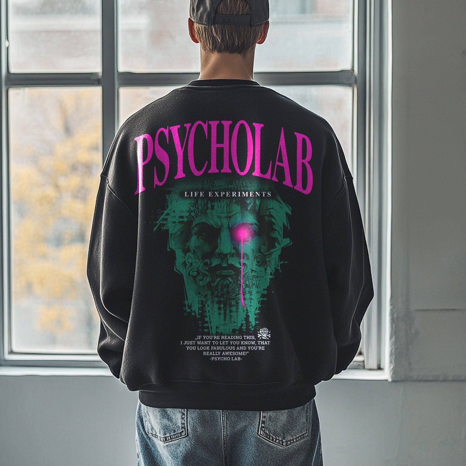 Schwarzes Sweatshirt "Knowledge" von PsychoLab mit auffälligem Rückendruck, urbanem Design und bequemem Schnitt, ideal für stilbewusste Streetwear-Fans.