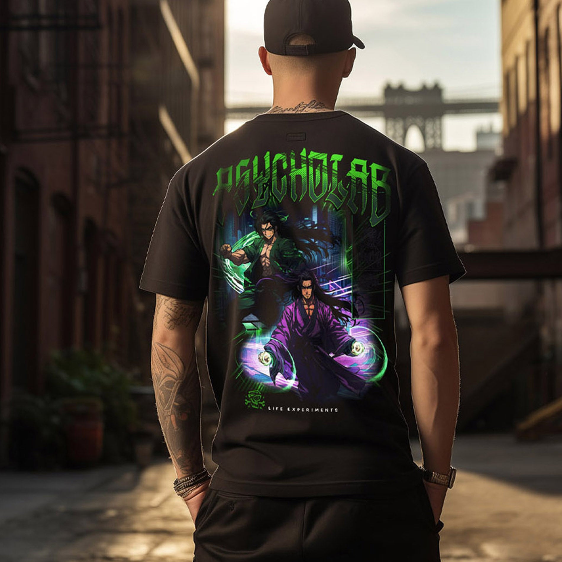 Rückansicht des T-Shirts "Legacy" von PsychoLab, das ein einzigartiges Anime-inspiriertes Design mit hellen grünen und violetten Grafiken zeigt. Perfekt für trendbewusste Streetwear-Liebhaber. psycholab