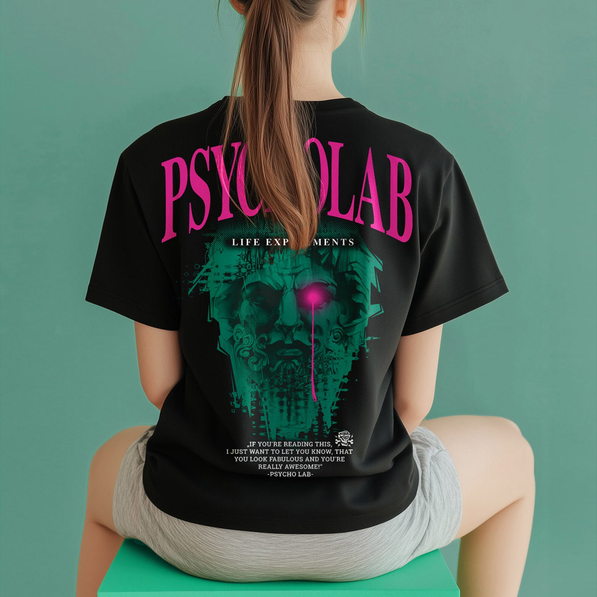 Das PsychoLab "Women Shirt Knowledge" zeigt eine stilvolle junge Frau in einem urbanen T-Shirt mit einem auffälligen Design. Das Shirt kombiniert Kunstgrafiken und einen markanten PsychoLab-Schriftzug auf der Rückseite und verkörpert individuelle Kreativität und Selbstbewusstsein. Ideal für den Casual-Look und ein Must-Have für Fashion-Liebhaberinnen, die den PsychoLab Stil schätzen.