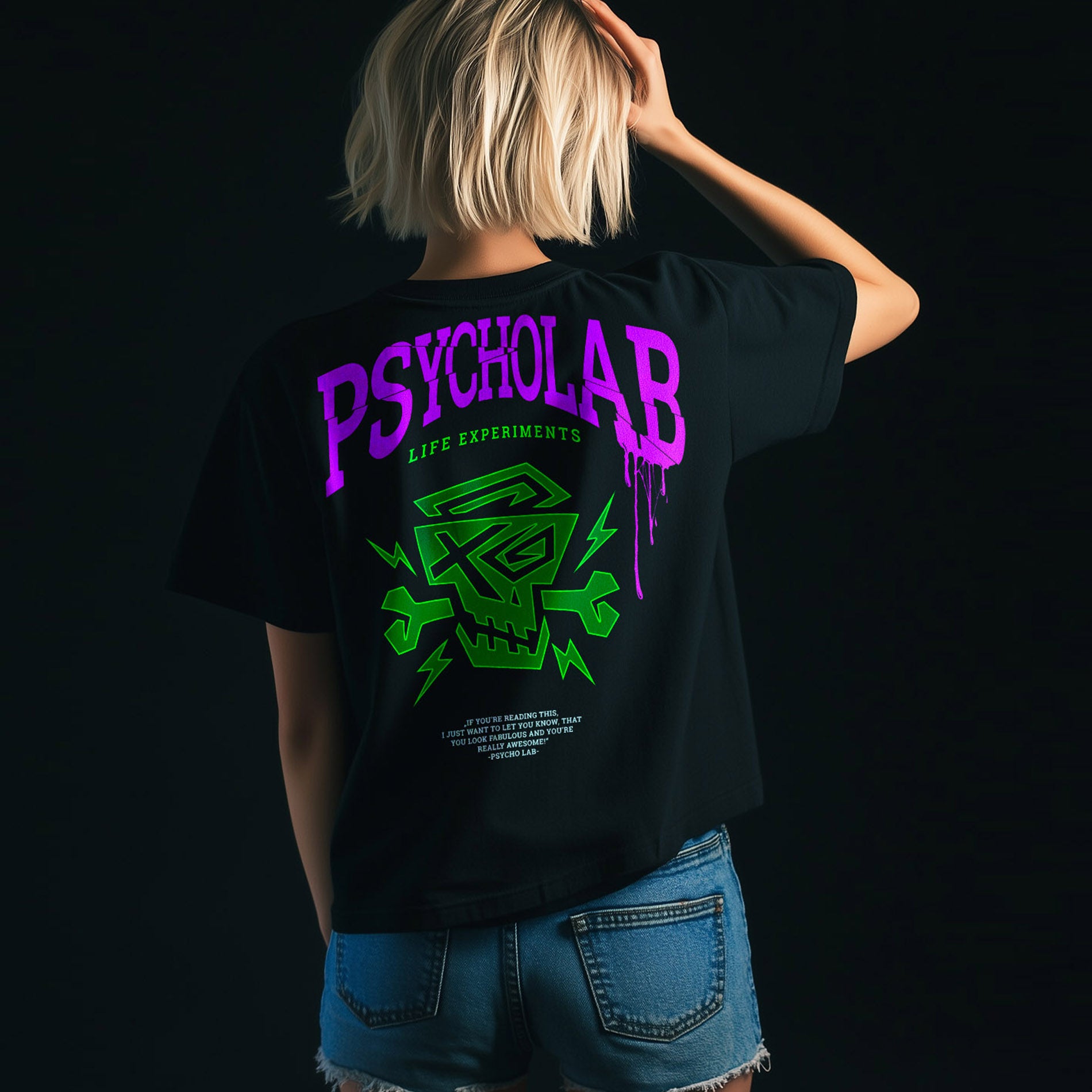 Eine Frau trägt das Women Shirt Experiments von PsychoLab, mit einem auffälligen Grafikdruck auf der Rückseite. Das Shirt kombiniert einen urbanen Look mit komfortabler, 100% organischer Baumwolle. Perfekt für Streetwear-Liebhaber!