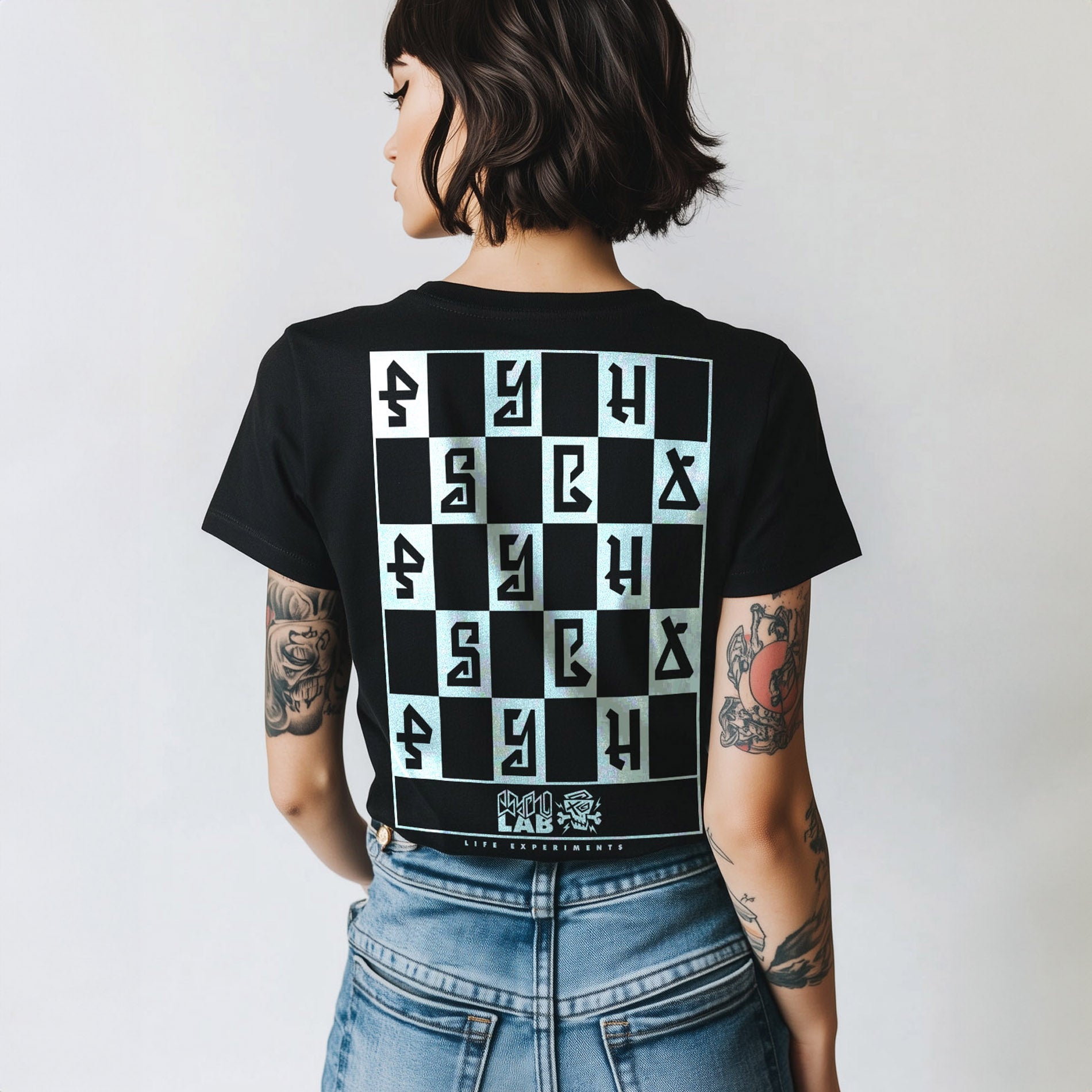 Stylisches Women Shirt Mindset von PsychoLab, mit einem auffälligen Schachbrettmuster auf dem Rücken, ideal für moderne Frauen, die urbanen Stil schätzen.