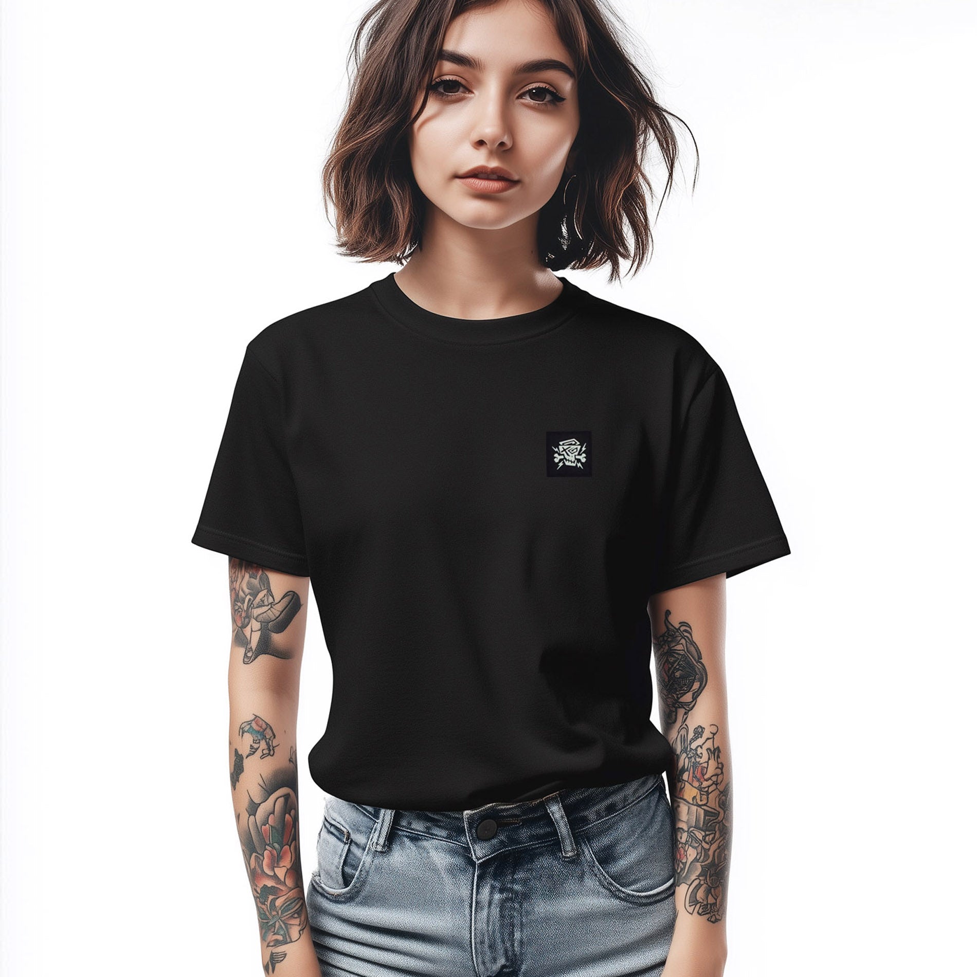 Modisches Women Shirt Mindset von PsychoLab, gezeigt von einer jungen Frau mit Tätowierungen, die das schwarze Shirt mit PsychoLab-Logo trägt.