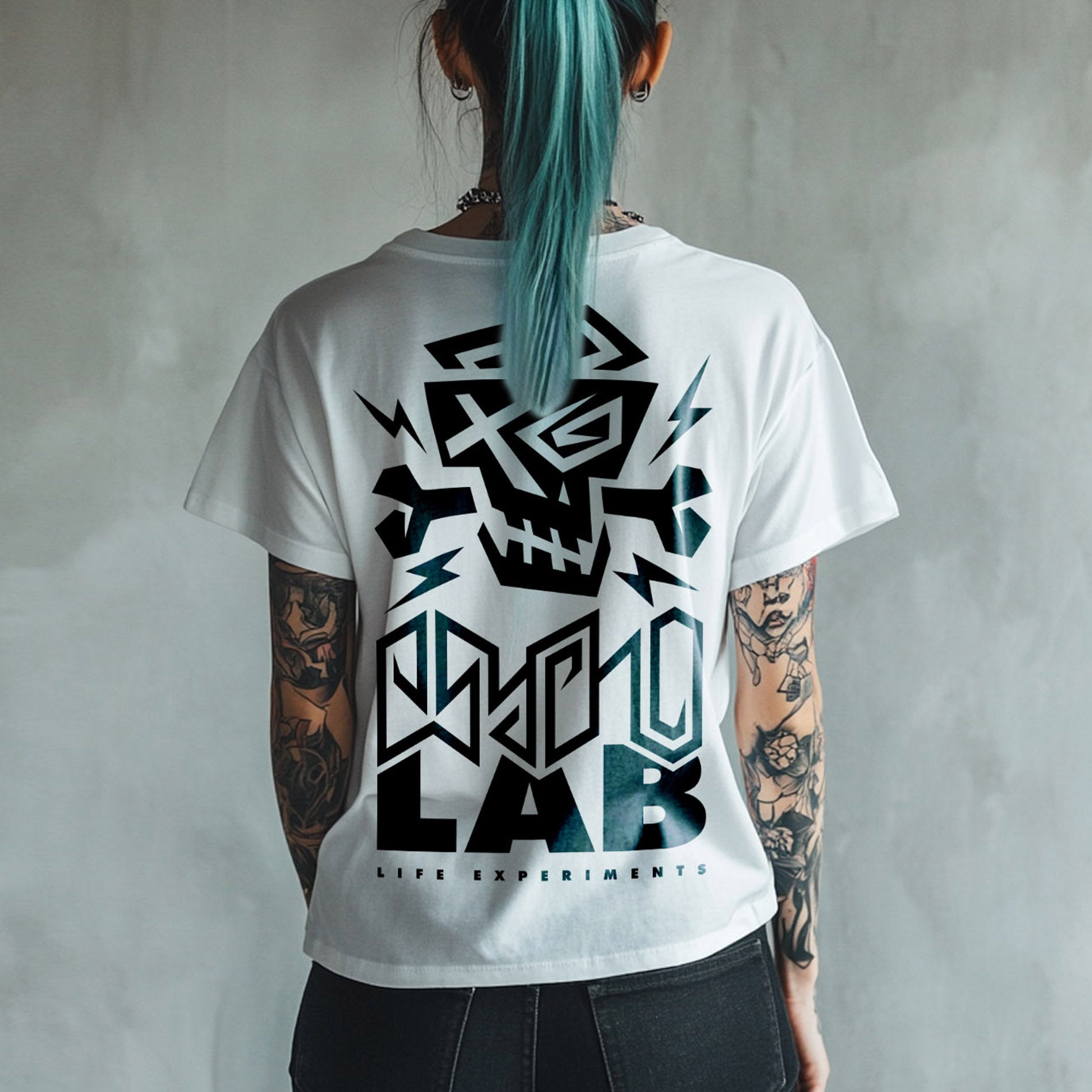 Rückansicht des Women Shirt Logo White von PsychoLab, präsentiert mit großem PsychoLab-Schädel-Logo und markanten grafischen Elementen in urbanem Design.