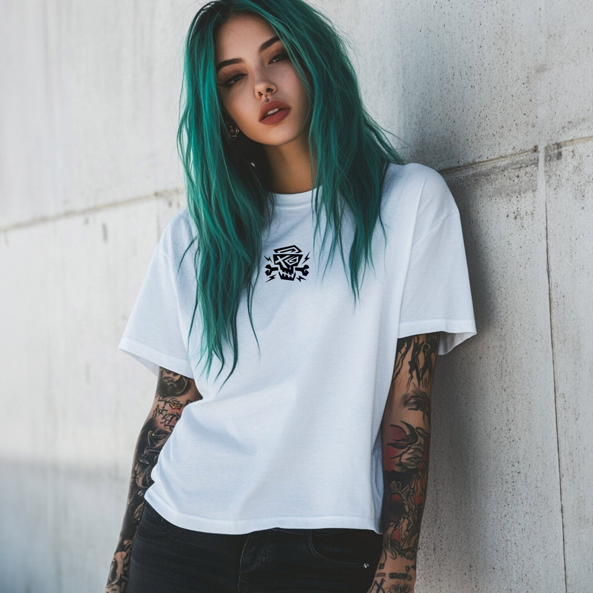 Stylisches Women Shirt Logo White von PsychoLab, präsentiert von einem Model mit buntem Haar. Das Shirt zeigt das markante PsychoLab-Schädel-Logo auf der Brust und verkörpert urbanen Style und Individualität. Ideal für modische Frauen, die auf Nachhaltigkeit setzen.