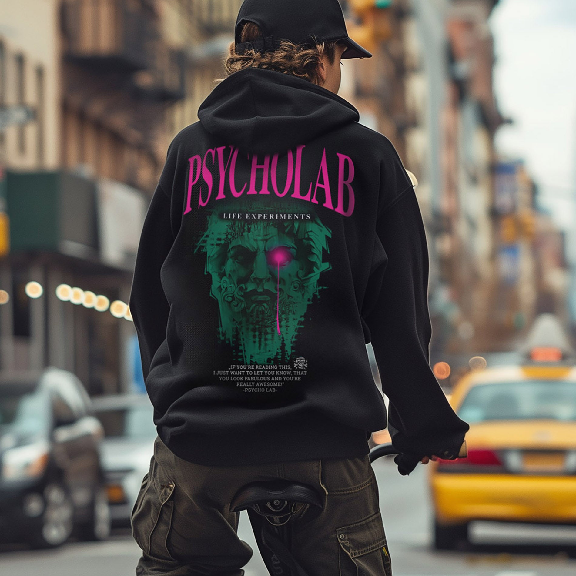 Der Hoodie Knowledge von PsychoLab zeigt ein auffälliges Design in Pink und Grün, perfekt für urbanen Streetwear-Stil. Die Rückseite des Hoodies präsentiert ein mystisches Motiv, das mit dem PsychoLab-Branding kombiniert ist.