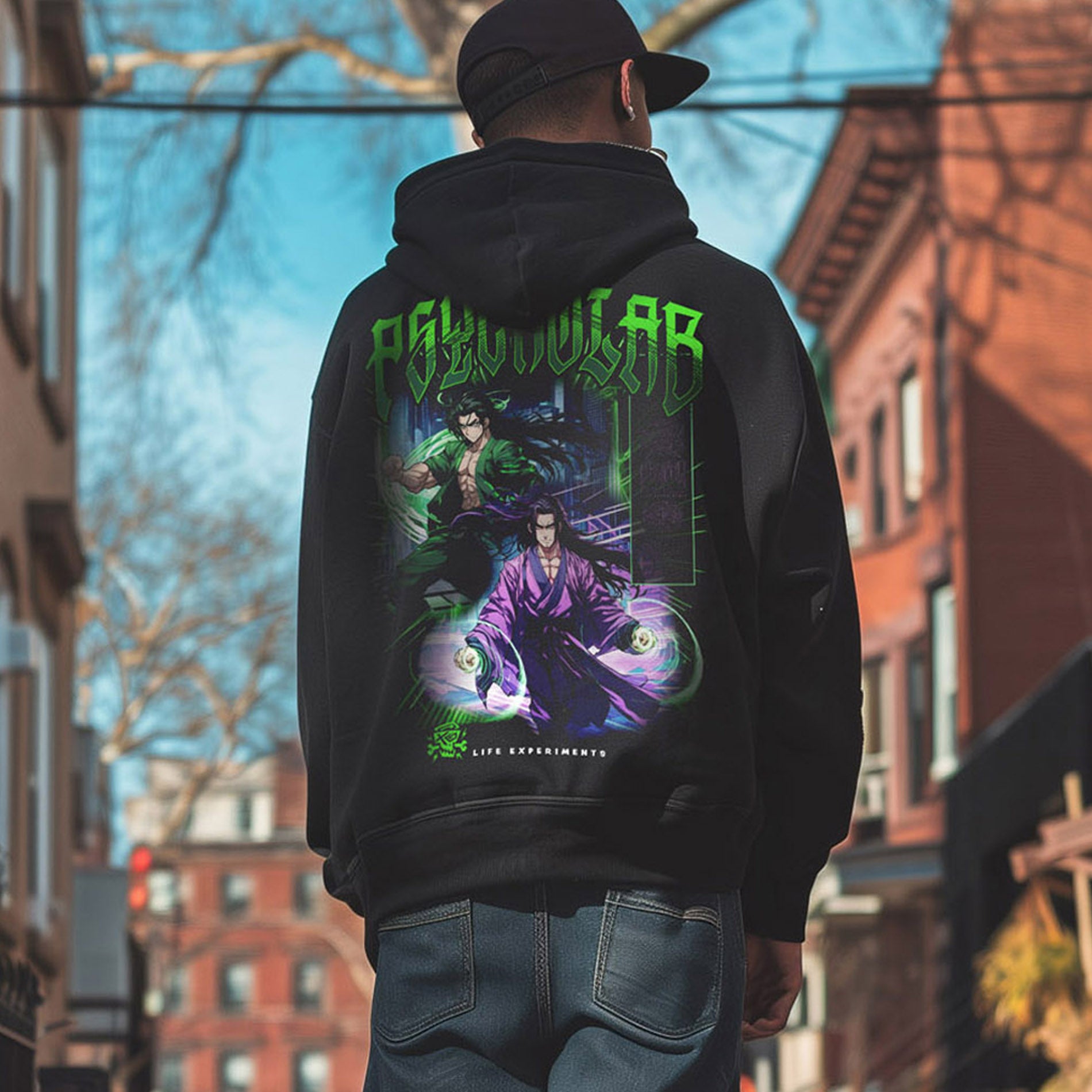 Mann trägt den Hoodie Legacy von PsychoLab, ausgestattet mit einem einzigartigen Anime-Grafikdesign auf der Rückseite, das zwei Anime-Charaktere zeigt, ideal für Streetwear und Anime-Fans, psycholab.