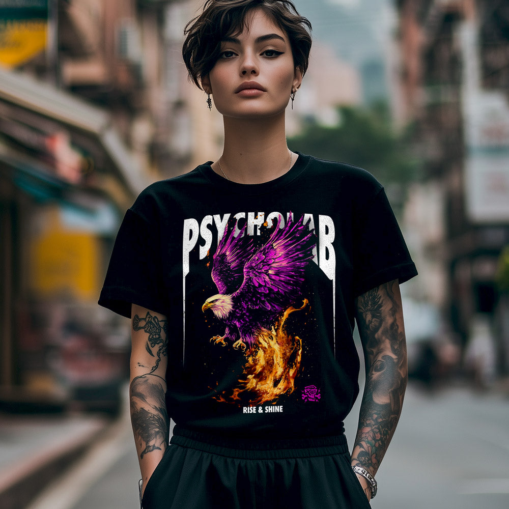 Frau trägt das Women's Shirt Phoenix White von PsychoLab, das einen kraftvollen Phönix-Print zeigt. Der modische Streetstyle und die symbolische Darstellung von Transformation und Stärke machen dieses Shirt zu einem Must-Have für moderne Frauen. Psycholab.