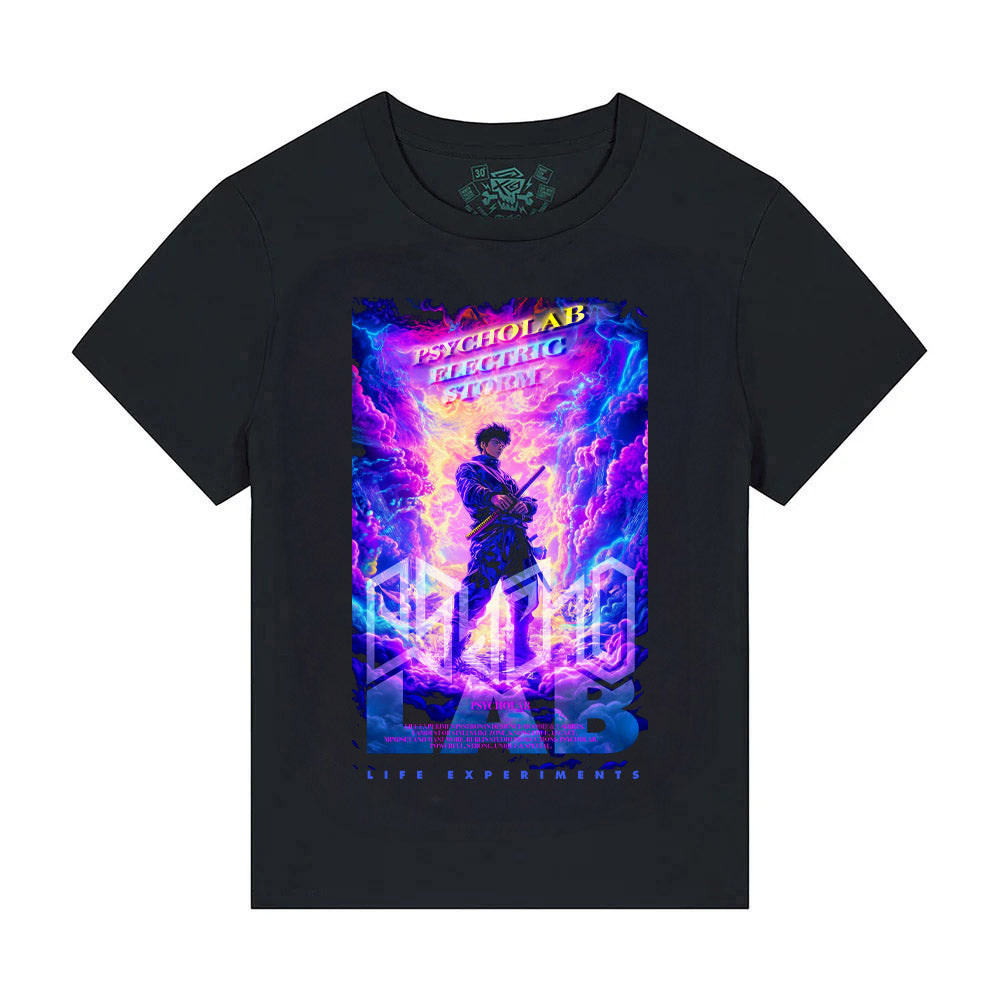 Das Women's Shirt Electric Storm Black von PsychoLab, auf einem weißen Hintergrund abgebildet, hervorgehoben durch den großformatigen, bunten Poster-Print mit futuristischem Design. Ideal für jeden Streetwear-Look.