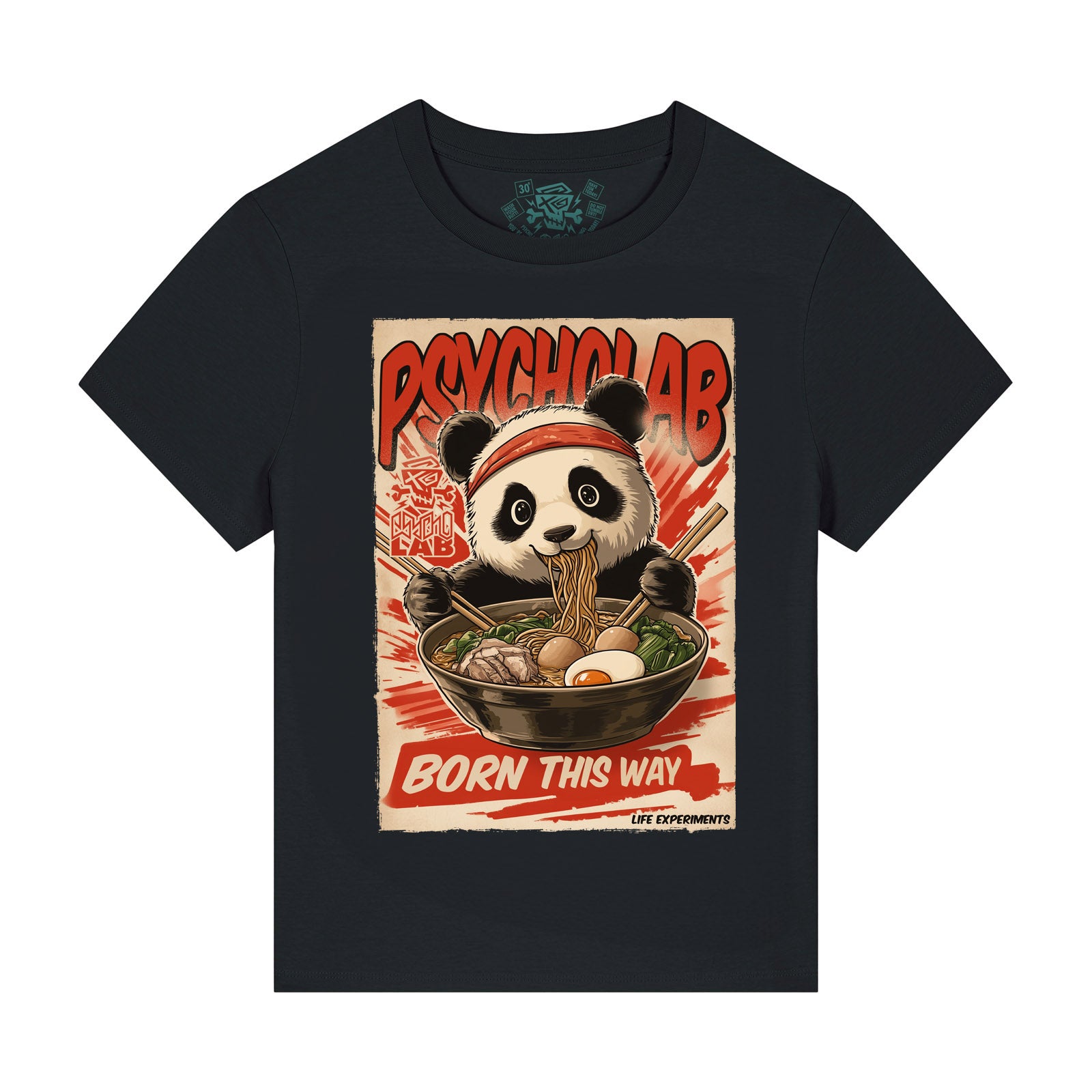 Nahaufnahme des Women Shirt Panda von PsychoLab, das einen niedlichen Panda mit einer Schüssel Ramen präsentiert. Der Druck betont die Kombination aus lässiger Mode und verspieltem Design für modebewusste Frauen.
