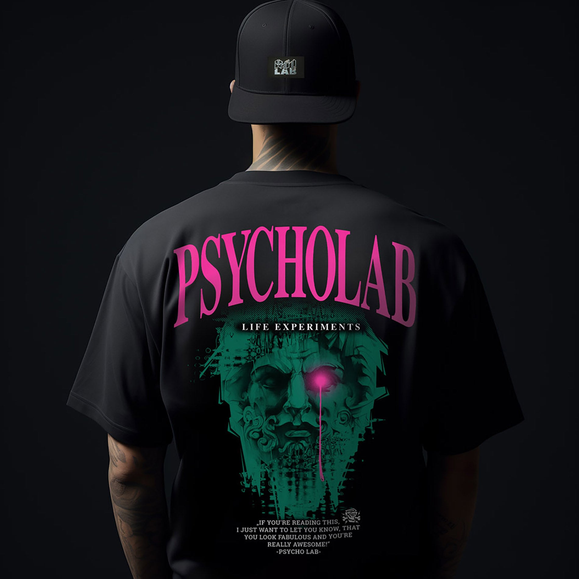 PsychoLab T-Shirt Knowledge Schwarz getragen mit auffälligem Rückseiten-Design in Grün und Pink