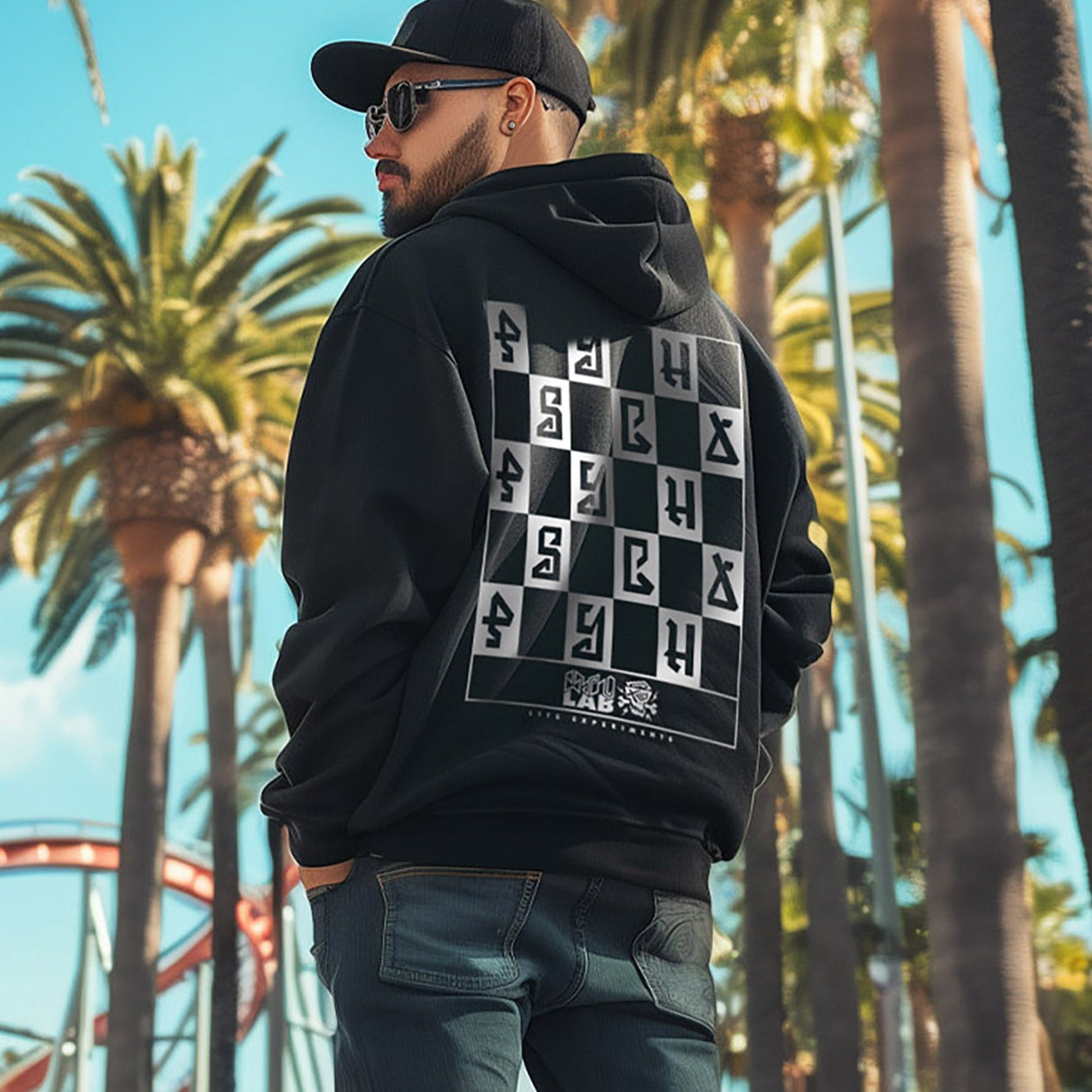 Model trägt PsychoLab Zip Hoodie Mindset Schwarz mit Schachmuster hinten