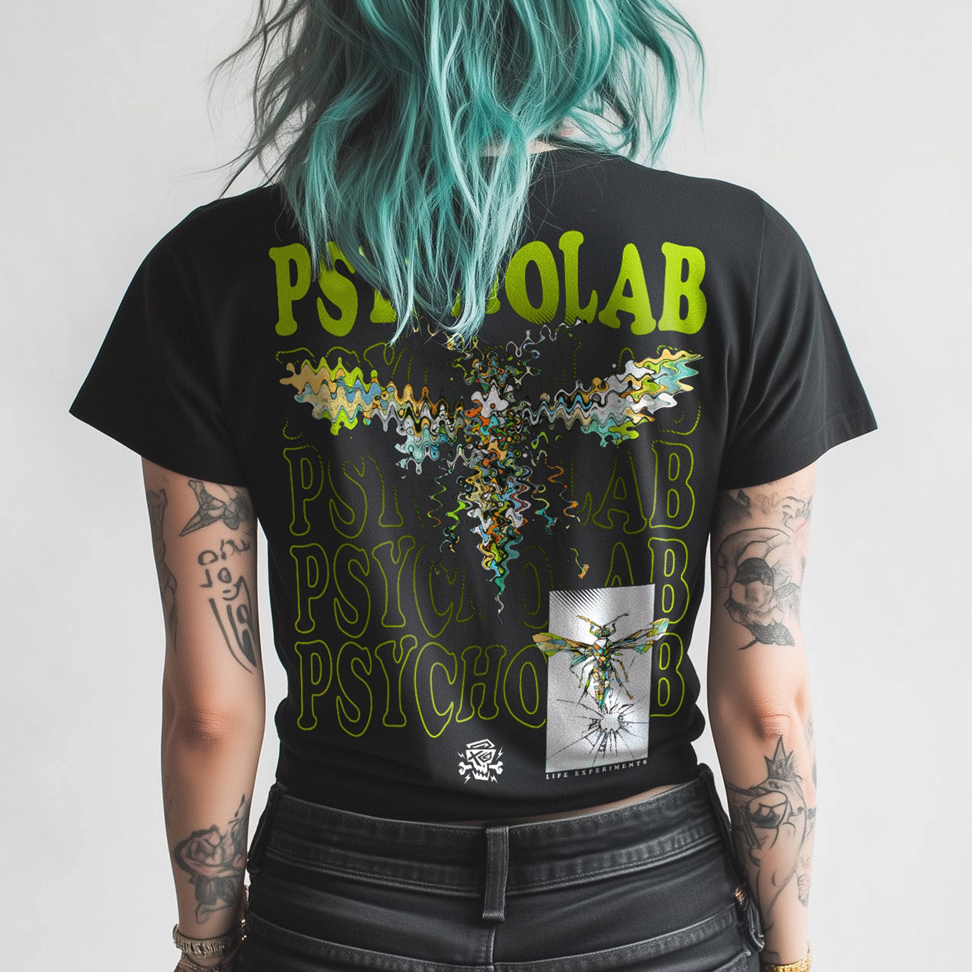 Schwarzes PsychoLab Women Shirt Anamorphic Rückseite mit Anamorphic Grafik auf Model Damenmode