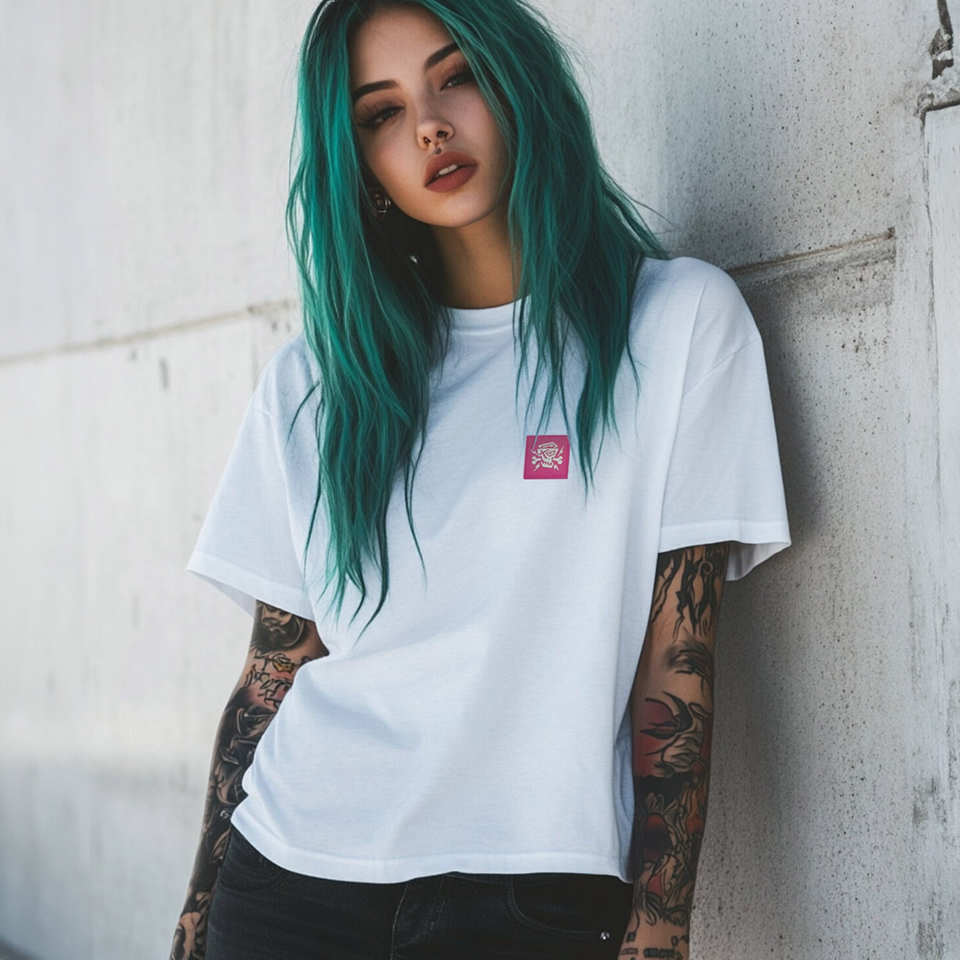 PsychoLab Women Shirt Emotion Weiß mit pinkem Logo auf Model Damen Streetwear