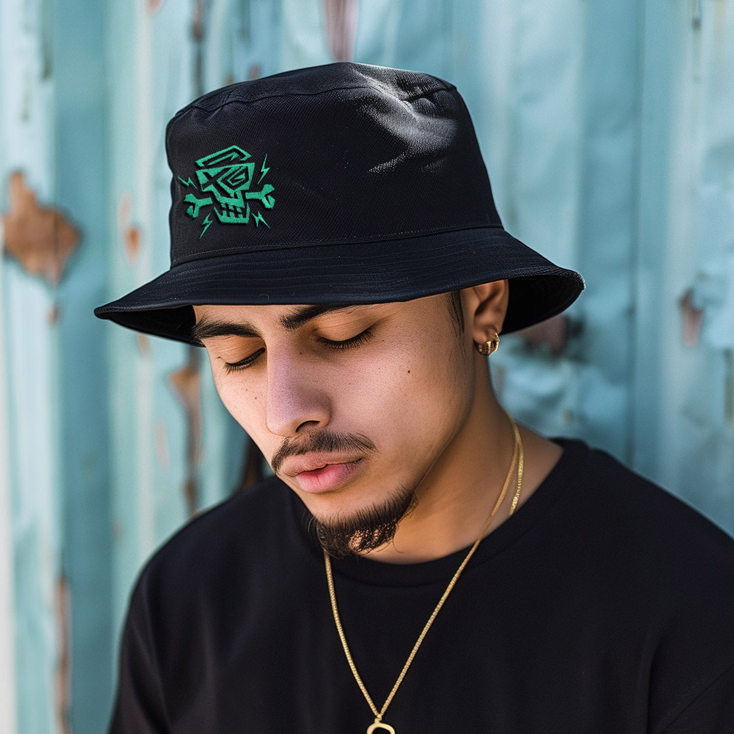 Model mit schwarzem PsychoLab Bucket Hat und grünem Logo