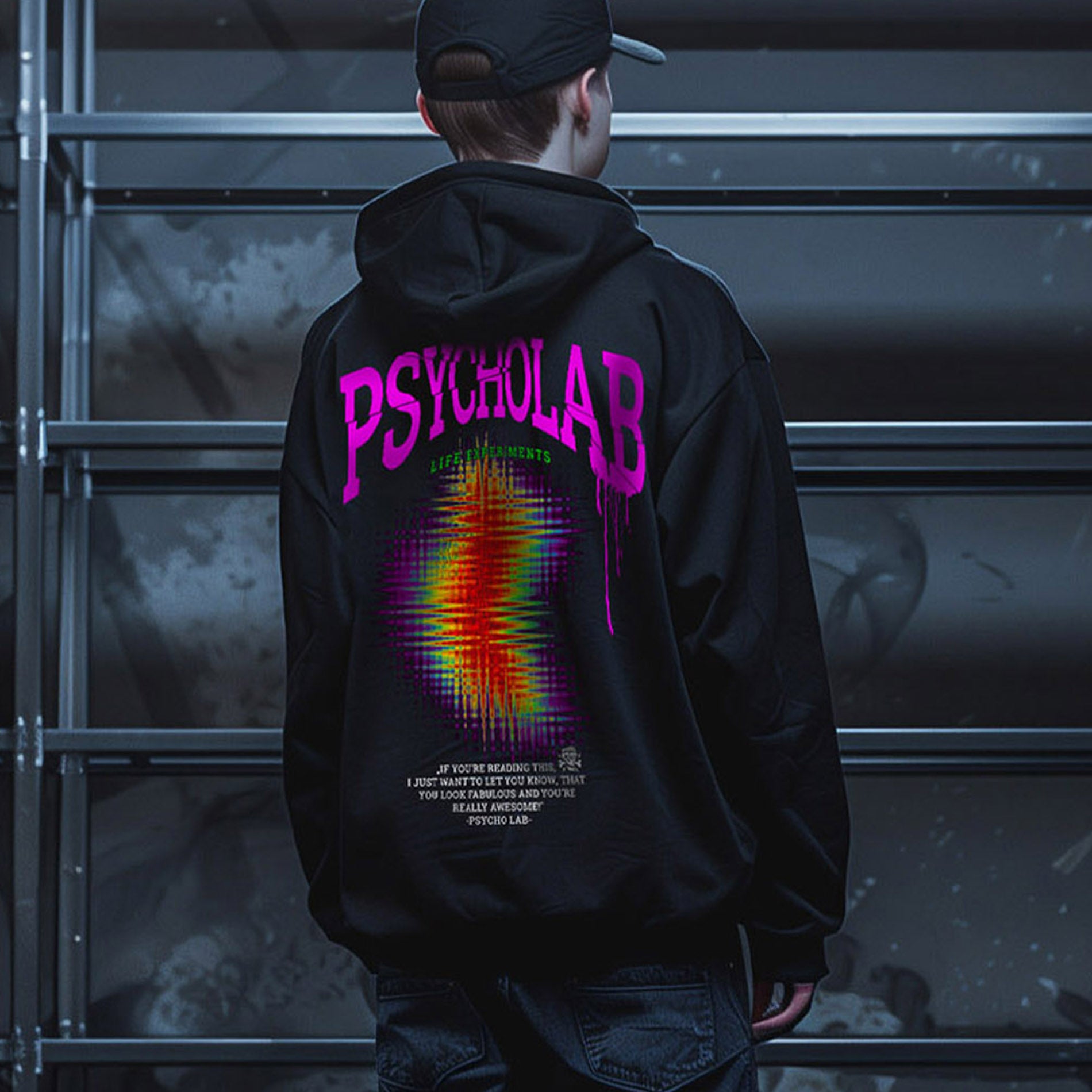 Rückansicht des PsychoLab Zip Hoodies mit rosa Schriftzug und Regenbogen-Glitch-Grafik