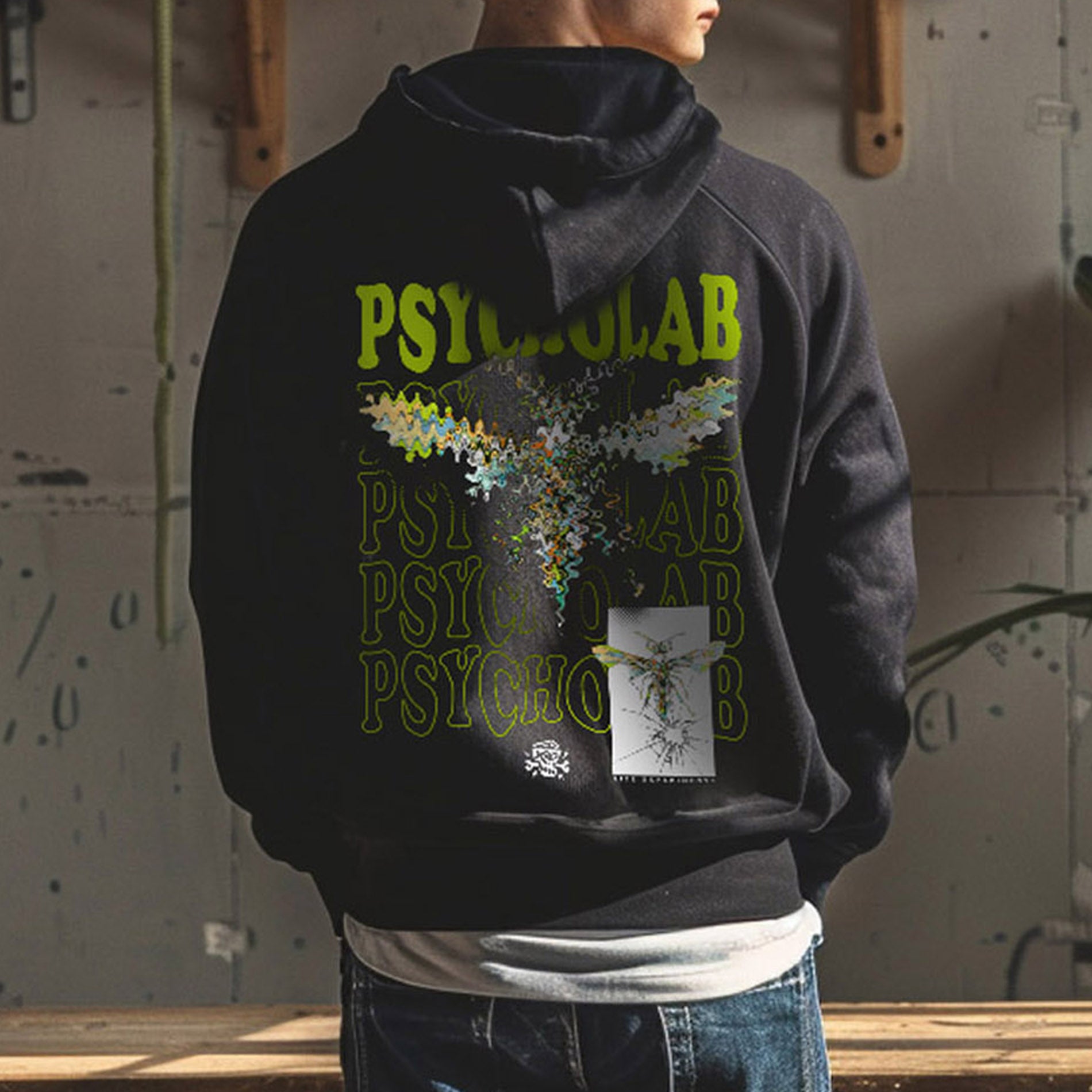 PsychoLab Zip Hoodie Anamorphic schwarz mit abstraktem Design und Schriftzug, getragen